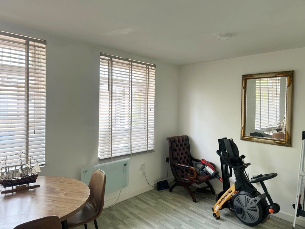 Lot: 6 - TOWN CENTRE LEASEHOLD FLAT - Kitchen/Diner